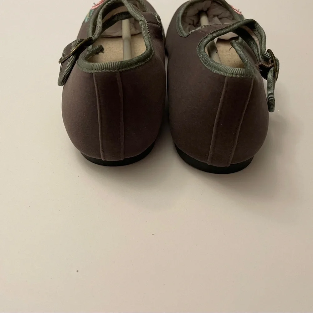 NEW Joyfolie ‘Brielle’ Greige & Pink Embroidered Floral Ballet Flats (3Youth)